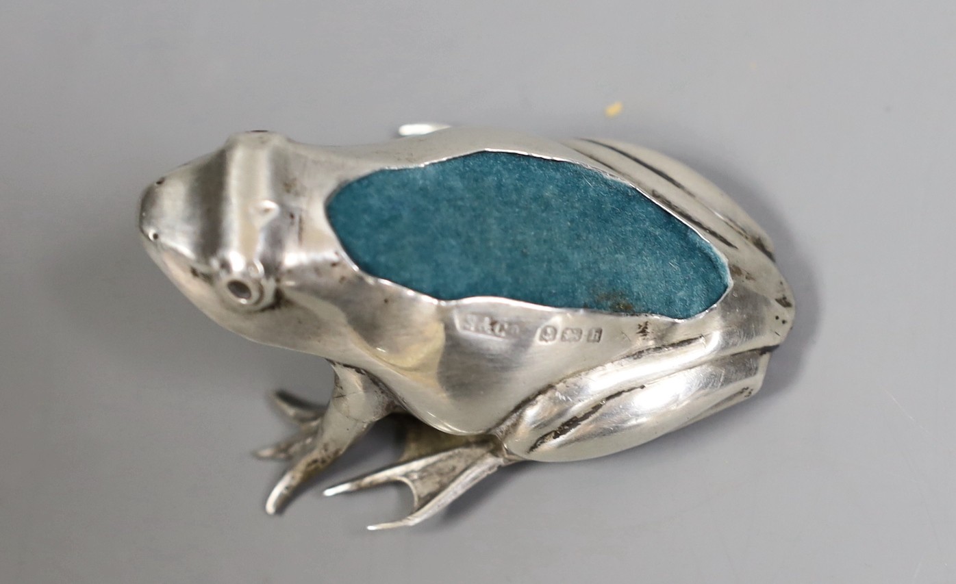 An Edwardian novelty silver mounted pin cushion, modelled as a frog, Sydney & Co, Birmingham, 1907, 54mm.